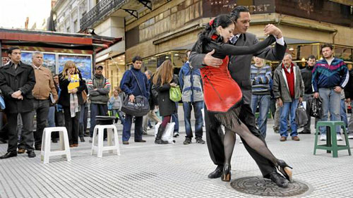 Khiêu vũ trên đường phố ở thủ đô Buenos Aires của Argentina 