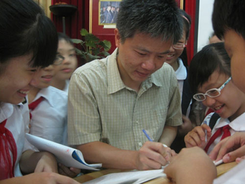 GS Ngô Bảo Châu dự lễ khai giảng ở Trường THCS Trưng Vương, Hà Nội với tư cách là học sinh cũ sáng 5-9 