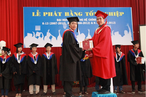 SV Lê Hữu Hòa tại Lễ phát bằng tốt nghiệp