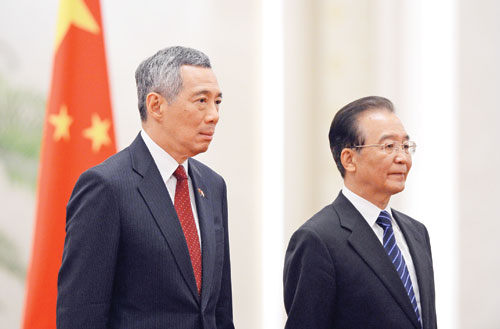 Thủ tướng Trung Quốc Ôn Gia Bảo (phải) đón Thủ tướng Lý Hiển Long tại Bắc Kinh 