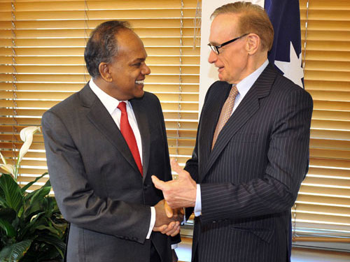 Ngoại trưởng Singapore K. Shanmugam (trái) cùng Ngoại trưởng Úc Bob Carr ở Canberra ngày 10.9