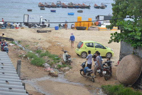 Xe du lịch xuất hiện ngay tại bãi biển thôn Châu Thuận Biển