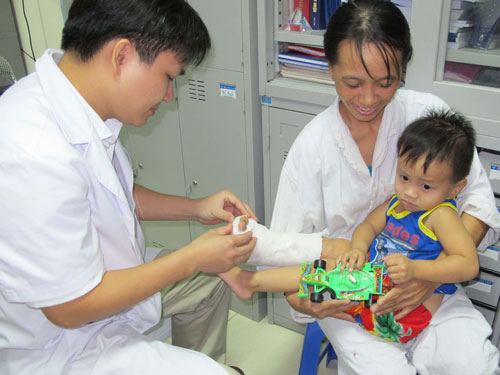 Bé Nguyễn Văn Dân, 3 tuổi, bị đứt rời bàn chân, đã được xuất viện trong tình trạng ổn định sau 3 tuần nối bàn chân