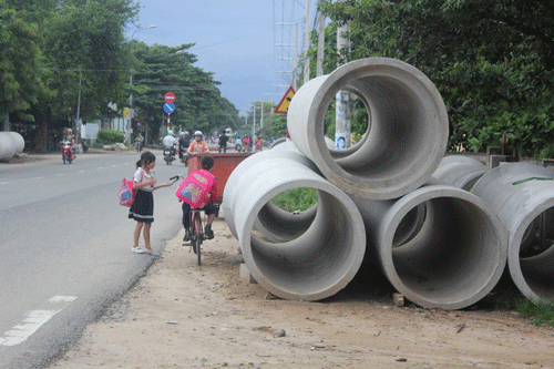 Nguy hiểm trước cổng trường