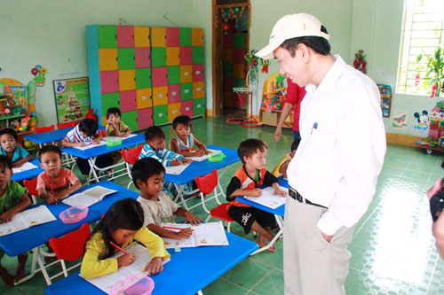 Đoàn công tác Bộ Xây dựng trấn an các cháu nhỏ tại Trường mẫu giáo Hoa Phượng (xã Trà Đốc)