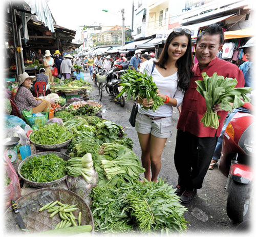 Martin Yan và Á hậu Hoàng My tại hàng rau ở chợ Xóm Mới, Nha Trang 