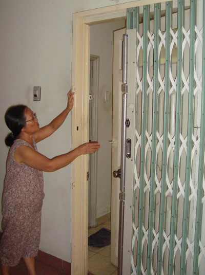 Bà Hoàng Thị Phương, nhà A3.9 chung cư 109 Nguyễn Biểu kể lại vụ trộm cắt khóa, đột nhập vào nhà 