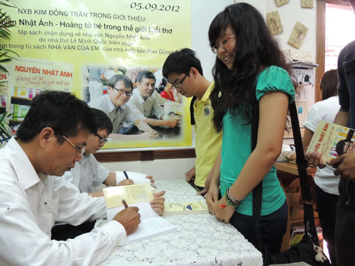 Nhà văn Nguyễn Nhật Ánh và nhà thơ Lê Minh Quốc ký tặng sách cho độc giả trong buổi ra mắt vào ngày 9-9 tại thư quán Kính vạn hoa 