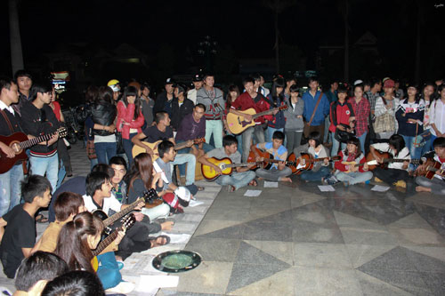 Các bạn trẻ tham gia vào đêm nhạc “Du ca đường phố” gây quỹ cho dự án cơm 2.000 đồng vào đêm 15.9 - 1