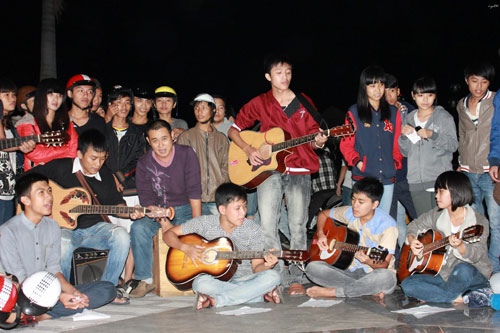 Các bạn trẻ tham gia vào đêm nhạc “Du ca đường phố” gây quỹ cho dự án cơm 2.000 đồng vào đêm 15.9 