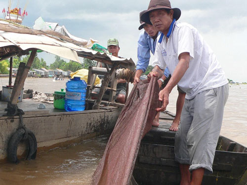 Ông Nguyễn Phú Hải và người làm công kéo túi đáy đầy cá