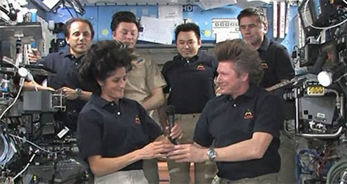 Nữ phi hành gia Sunita Williams trong buổi lễ tiếp nhận vị trí trưởng trạm ISS 