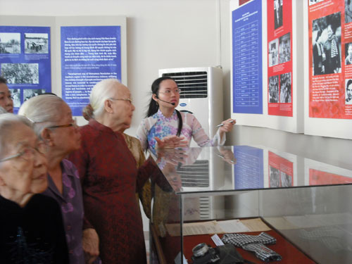 Khách tham quan Bảo tàng phụ nữ Nam Bộ 