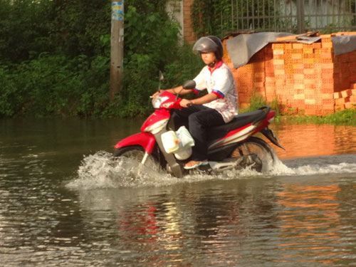 Triều cường nhấn chìm các tuyến đường ở khu dân cư Thành Ủy 2