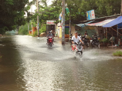 Triều cường nhấn chìm các tuyến đường ở khu dân cư Thành Ủy 3