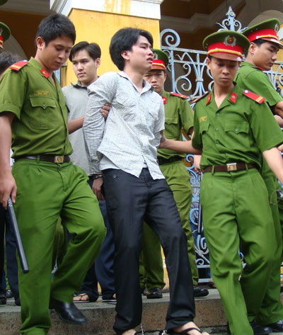 Nguyễn Minh Trung đang bị dẫn giải về trại giam sau phiên tòa