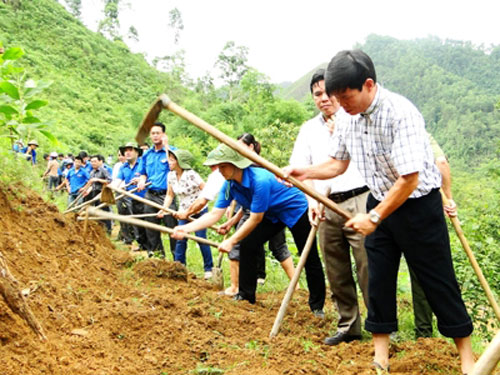 Bí thư Tỉnh ủy Hà Giang (đứng đầu) cùng ĐVTN tham gia mở đường giao thông nông thôn 