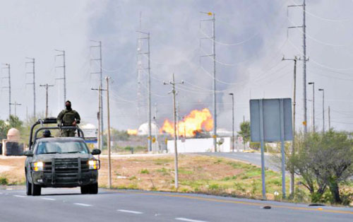 Khói lửa bốc cao từ nhà máy ở Reynosa 