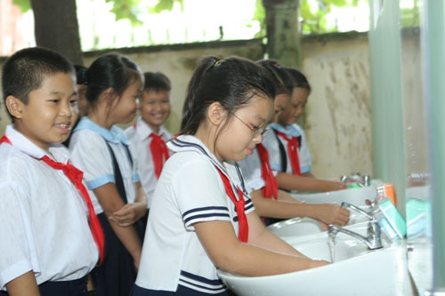 Các học sinh trật tự vệ sinh tay khi trường học đã được trang bị hệ thống xử lý nước, cung cấp đủ số lượng nước cần dùng