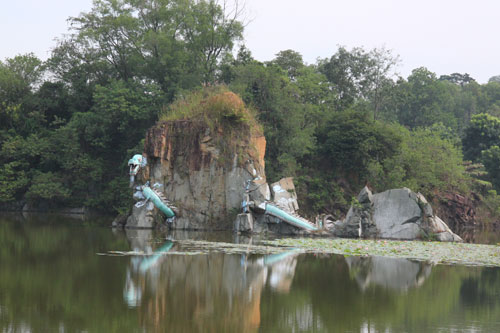 Hồ Long Ẩn ở khu du lịch Bửu Long được xây dựng mô phỏng hình thù một con rồng dài nằm ẩn trong dãy núi đá 