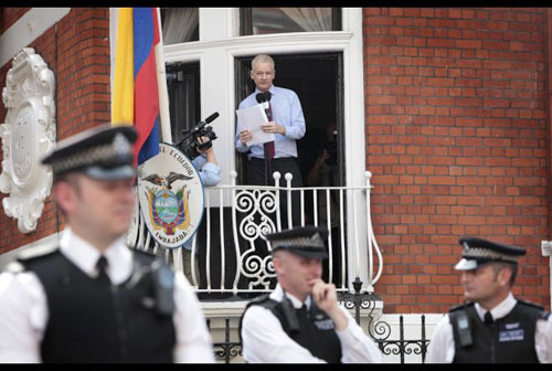 Ông Julian Assange tại đại sứ quán Ecuador ở London 