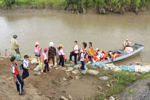 Vẫn những lượt học sinh qua sông Kênh Tầng, mỗi lượt chỉ được 15 em
