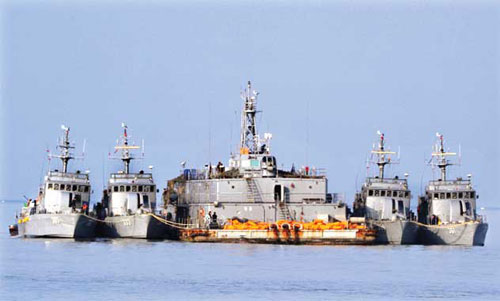 Tàu hải quân Hàn Quốc neo ngoài khơi đảo tiền tiêu Yeonpyeong 