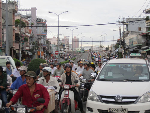 Vụ tai nạn khiến giao thong qua đoạn đường bị ách tắc cục bộ