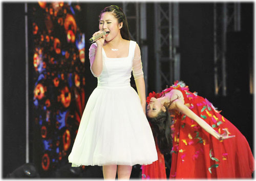 Hương Tràm  là điểm sáng hiếm hoi trong đêm thi live show đầu tiên
