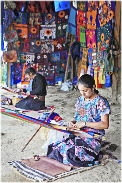 Dệt thổ cẩm là nghề khá phổ biến của phụ nữ Maya ngày nay