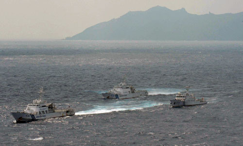 Hai tàu tuần duyên Nhật (trái) vờn nhau với tàu hải giám Trung Quốc gần Senkaku/Điếu Ngư 
