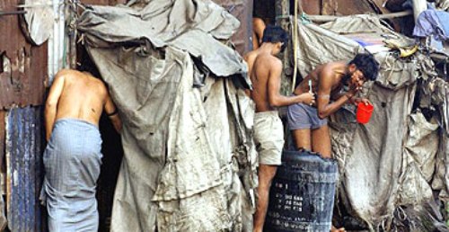 Dharavi được mệnh danh khu ổ chuột lớn nhất châu Á - Ảnh: AFP