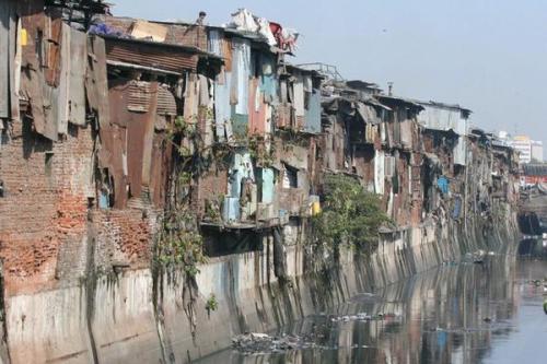 Dharavi được mệnh danh khu ổ chuột lớn nhất châu Á - Ảnh: AFP