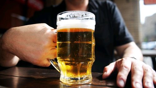 Hàn Quốc siết chặt quảng cáo rượu bia - Ảnh: AFP