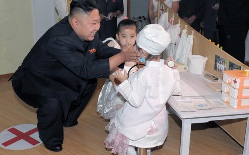 Lãnh đạo lãnh đạo Kim Jong-un đến thăm trường mẫu giáo Kyongsang - Ảnh: Reteurs