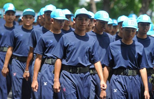 Cảnh sát Bangkok bắt giữ một băng nhóm học sinh sau một vụ ẩu đả - Ảnh: TheNation