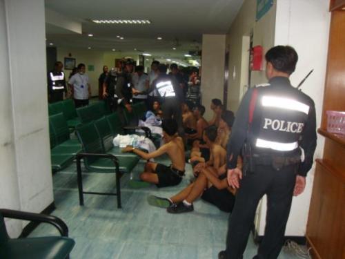 Cảnh sát Bangkok bắt giữ một băng nhóm học sinh sau một vụ ẩu đả - Ảnh: TheNation