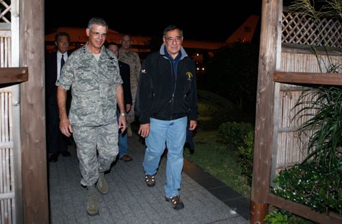 Bộ trưởng Quốc phòng Mỹ Leon Panetta đáp máy bay đến khu căn cứ quân sự  Yokota của Mỹ tại Nhật Bản ngày 16.9 - Ảnh: AFP