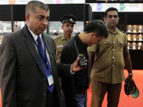 Người đàn ông Trung Quốc nuốt kim cương đang bị cảnh sát Sri Lanka áp giải - Ảnh: AFP