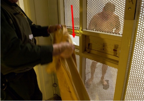 Ảnh minh họa khe giao thức ăn tại một buồng giam của một nhà tù ở Mỹ - Ảnh: Reuters