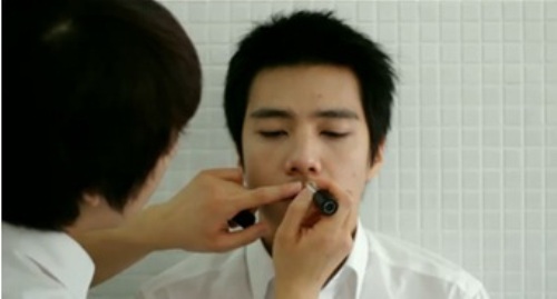 Ảnh chụp từ video hướng dẫn cách trang điểm cho nam giới của một công ty mỹ phẩm nam giới Hàn Quốc công bố trên Youtube