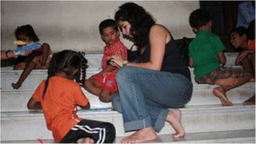 Cô Anuja Sanghavi đang dạy học cho những đứa trẻ đường phố - Ảnh chụp màn hình video của BBC