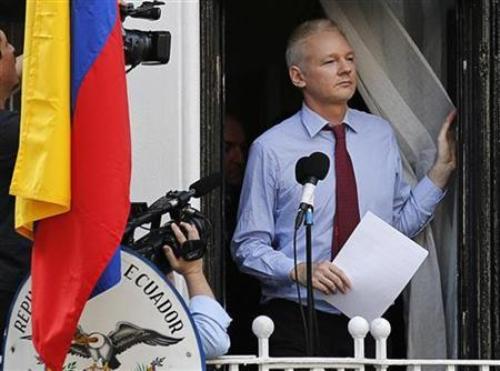 Nhà sáng lập WikiLeaks Julian Assange xuất hiện tại đại sứ quán Ecuador tại London (Anh) - Ảnh: Reuters