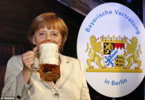 Thị trưởng thành phố Munich, ông Christian Ude khui thùng bia đầu tiên 