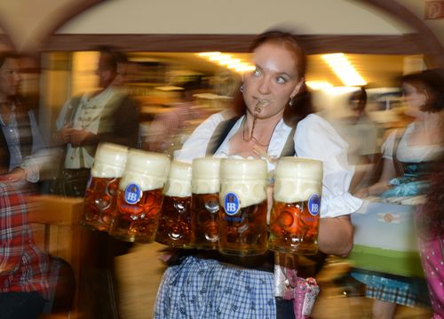 Thị trưởng thành phố Munich, ông Christian Ude khui thùng bia đầu tiên 