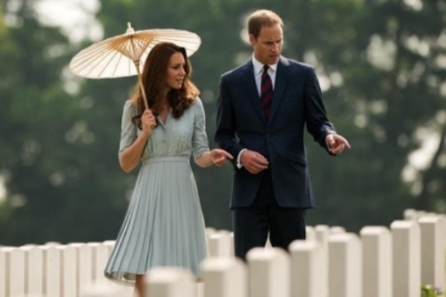 Ảnh chụp vợ chồng hoàng tử William tại Singapore trong chuyến công du châu Á - Ảnh: AFP