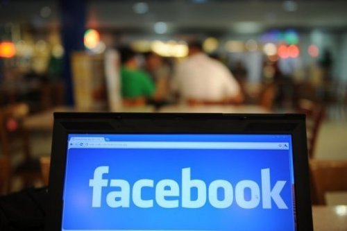 Một người truy cập vào Facebook tại thành phố Milan - Ảnh: AFP
