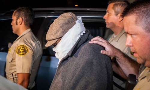 Nakoula Basseley Nakoula được dẫn độ ra khỏi nhà riêng để đến đồn cảnh sát ở thành phố Los Angeles, bang California - Ảnh: Reuters