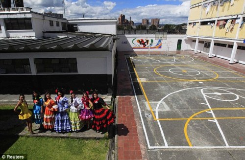 Thi hoa hậu tại nhà tù El Buen Pastor ở Colombia