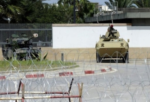 Các binh sĩ Tunisia siết chặt an ninh tại tòa đại sứ Mỹ ở thủ đô Tunis - Ảnh: AFP